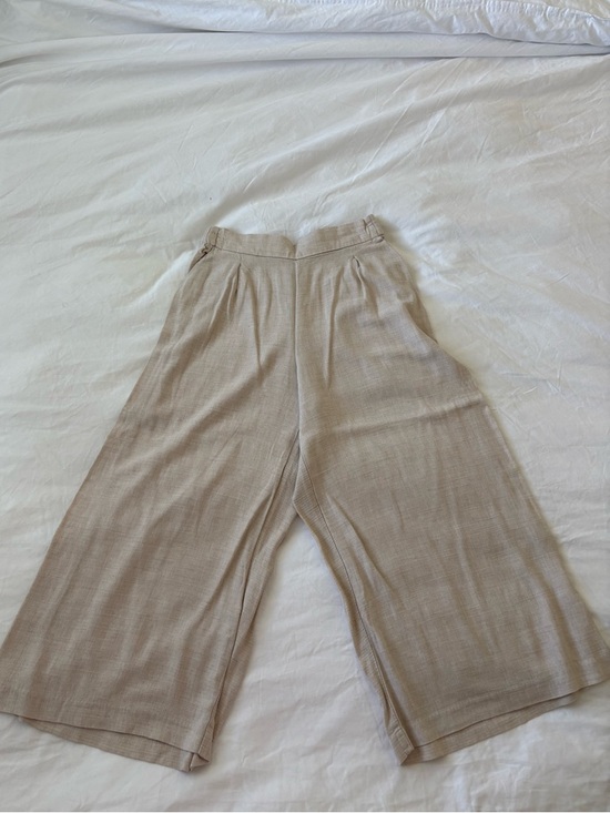 H&M Pants - H&M Beige Wide Leg Culotte Capris